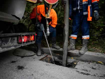 Curage et débouchage d'une fosse septique